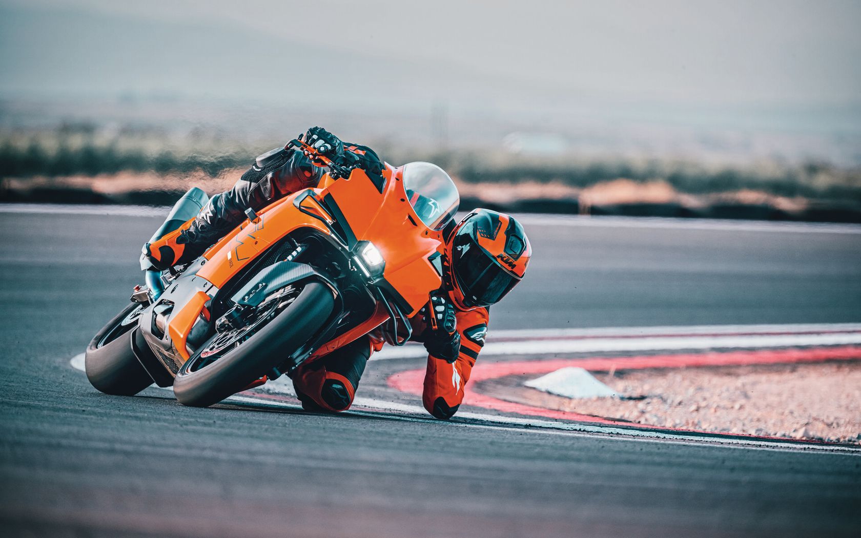 KTM 990 RC R 2026 sur l'angle