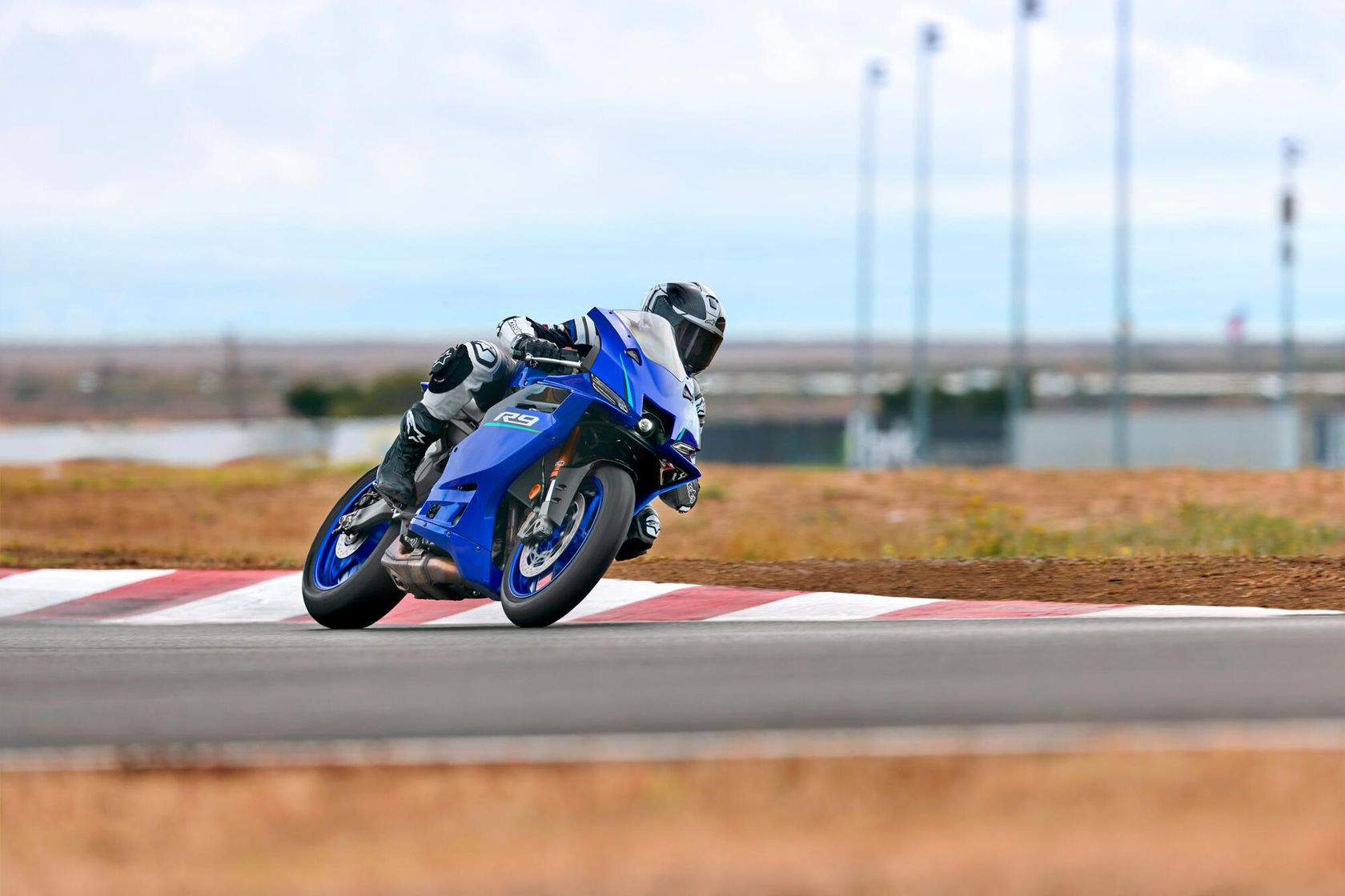 Yamaha R9 2026 sur l'angle