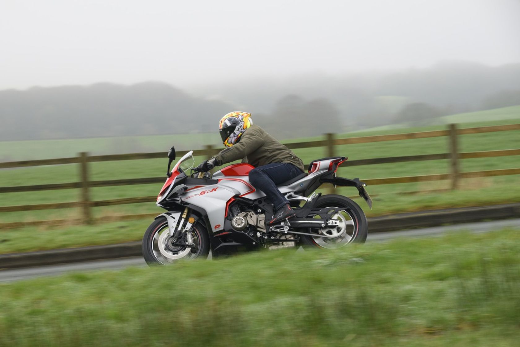 QJMotor SRK 421 RR 2026 en action