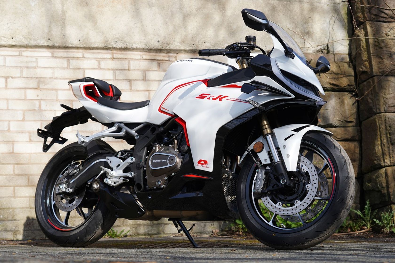 QJMotor SRK 421 RR 2026 en statique