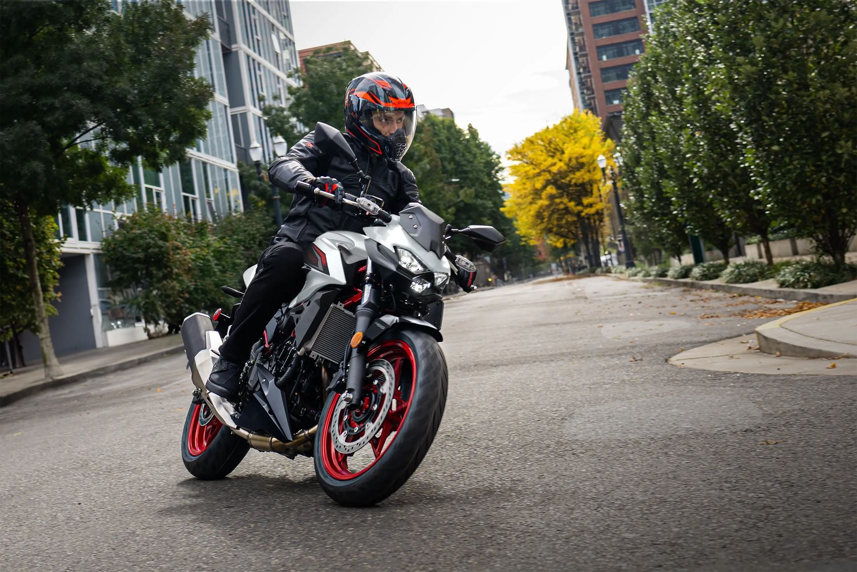 Kawasaki Z500 SE 2026 en ville