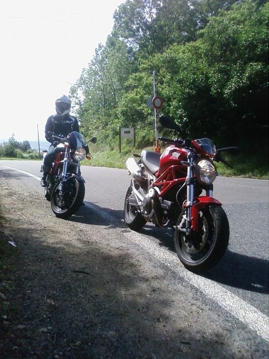 Ducati Monster S2R et Monster 696 vue avant droit