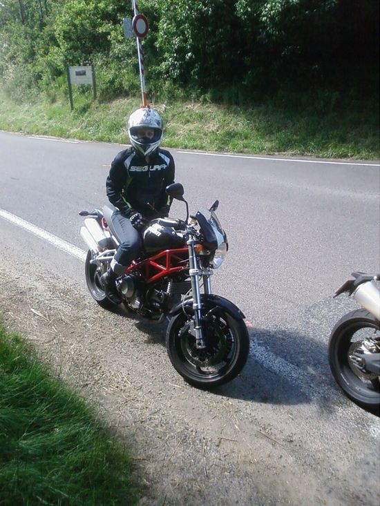 Ducati Monster S2R vue avant droit