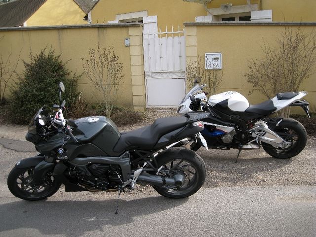 BMW S1000RR et K1300R vue de gauche