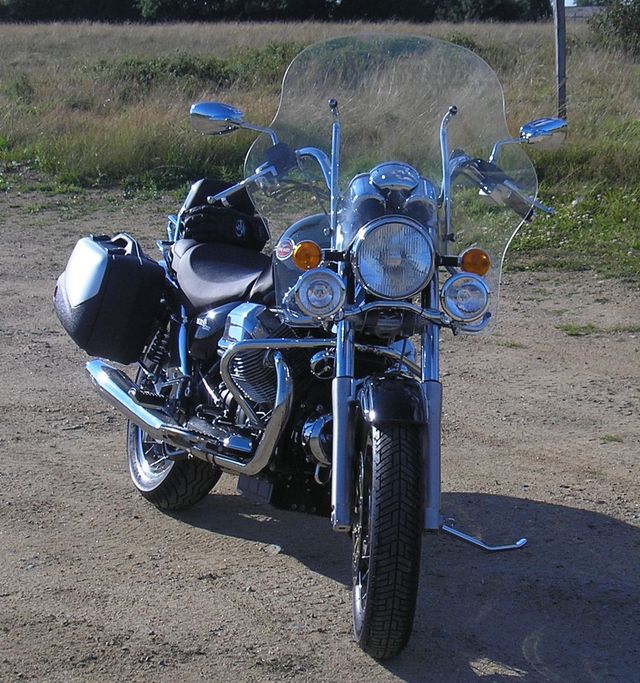Moto Guzzi California vue avant droit