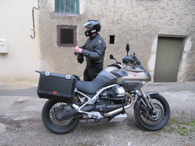 Moto Guzzi Stelvio NTX vue de droite