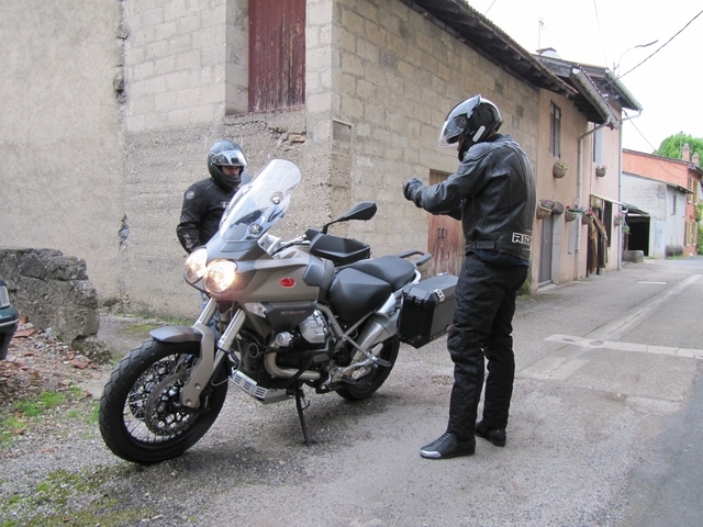 Moto Guzzi Stelvio NTX vue avant gauche