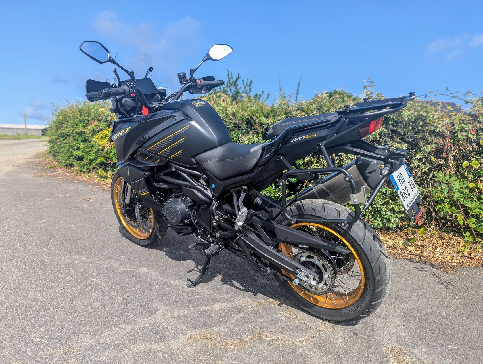 QJMotor SRT 900 SX 2025 vue arrière gauche