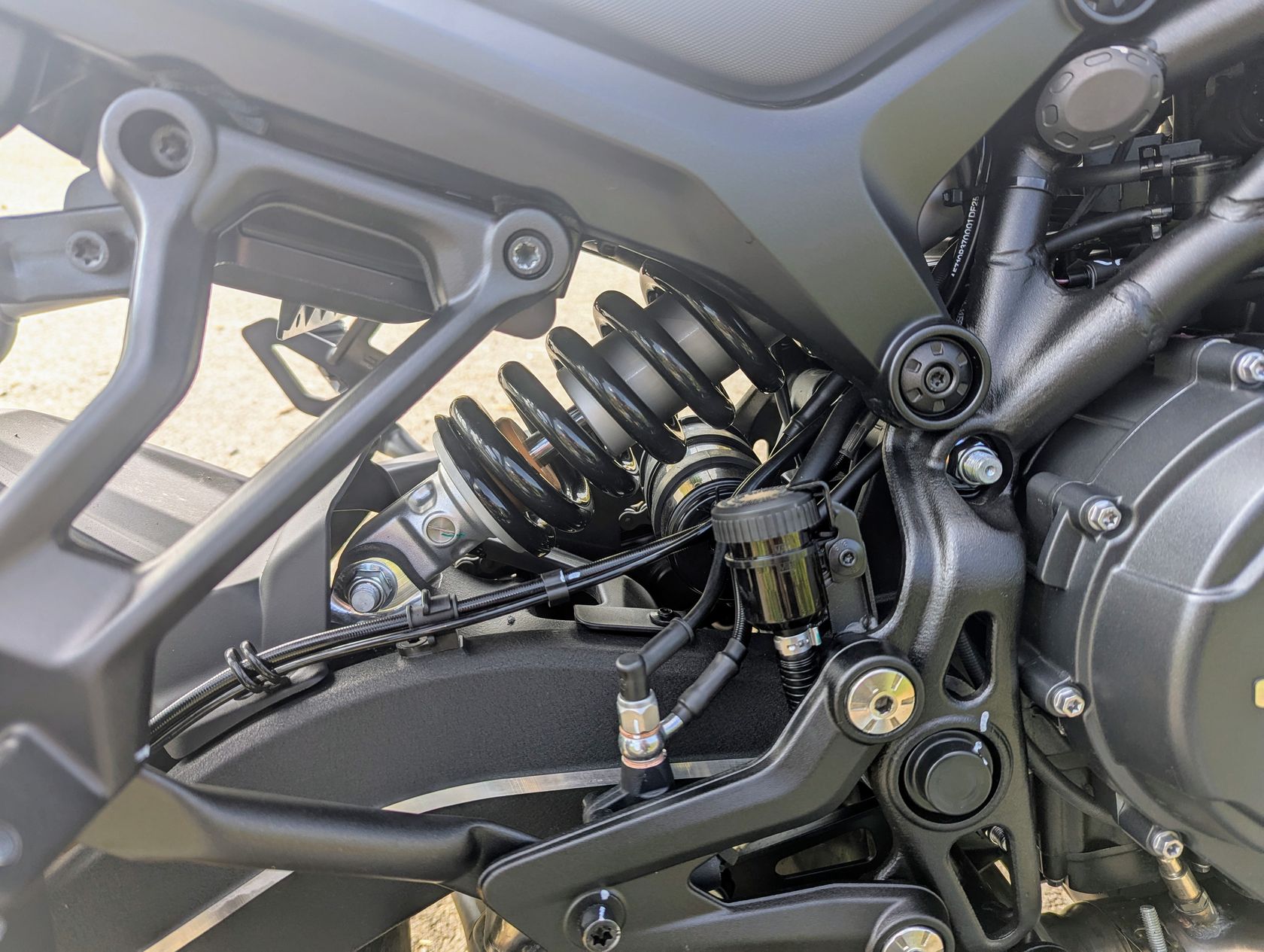 QJMotor SRT 900 SX 2025 en détail