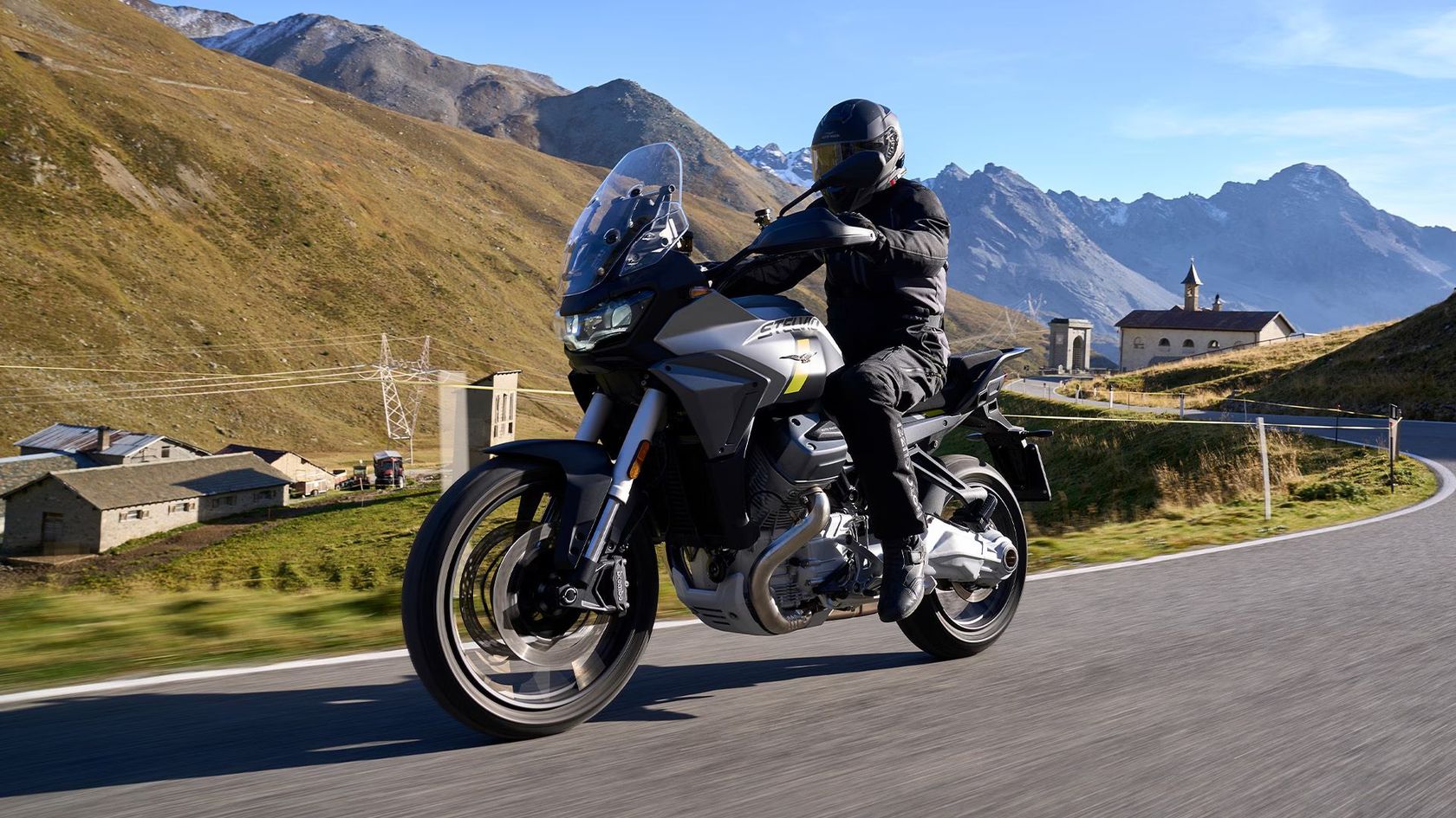 Moto Guzzi Stelvio 2024 sur route