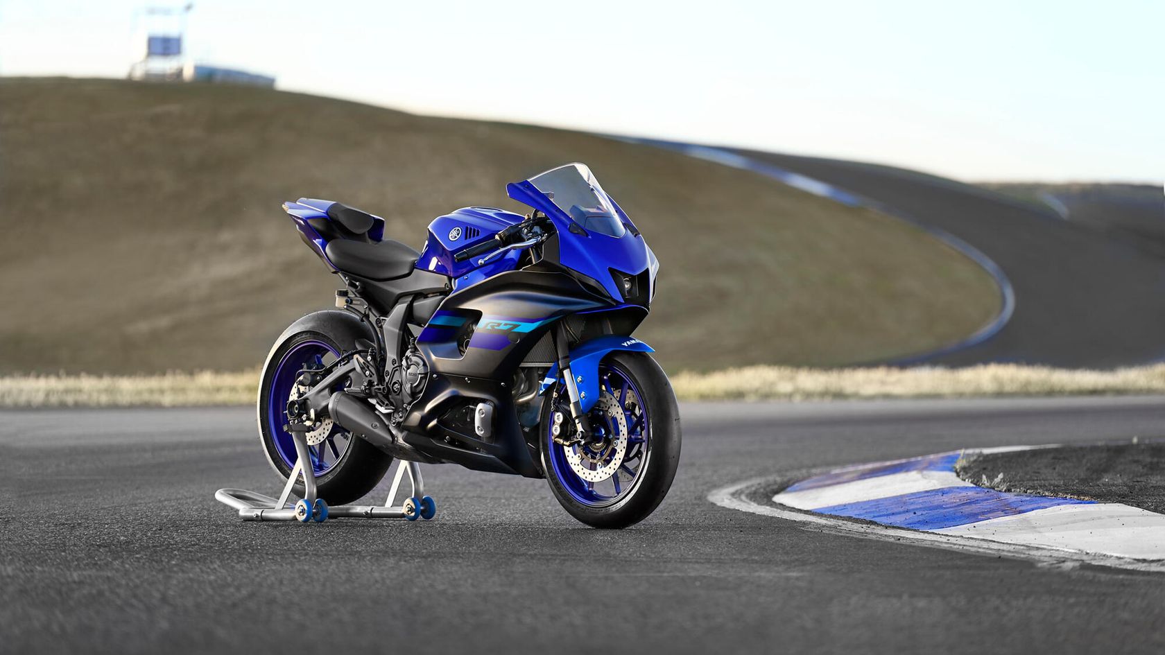 Yamaha R7 2024 en statique