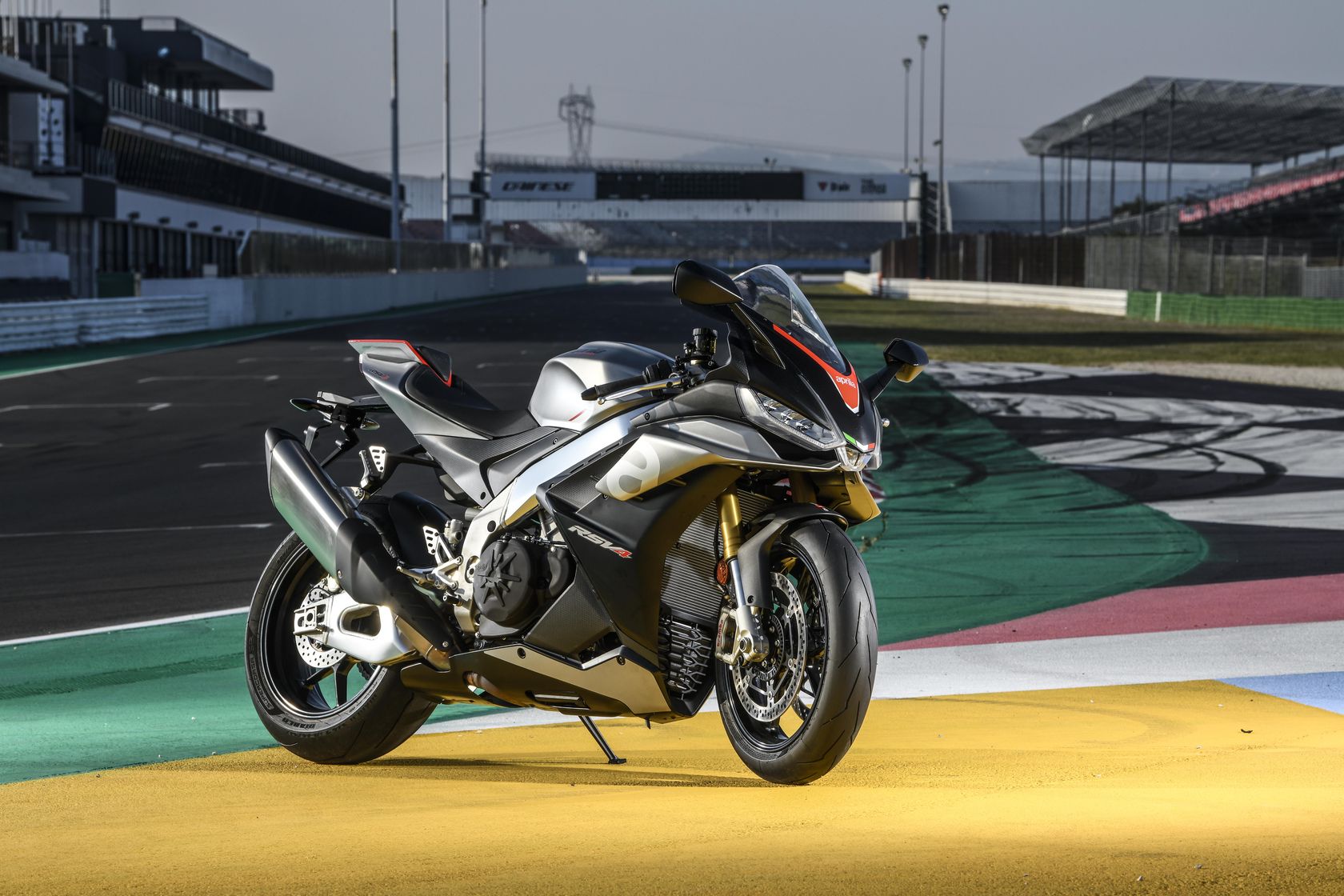 Aprilia RSV4 2024 sur piste