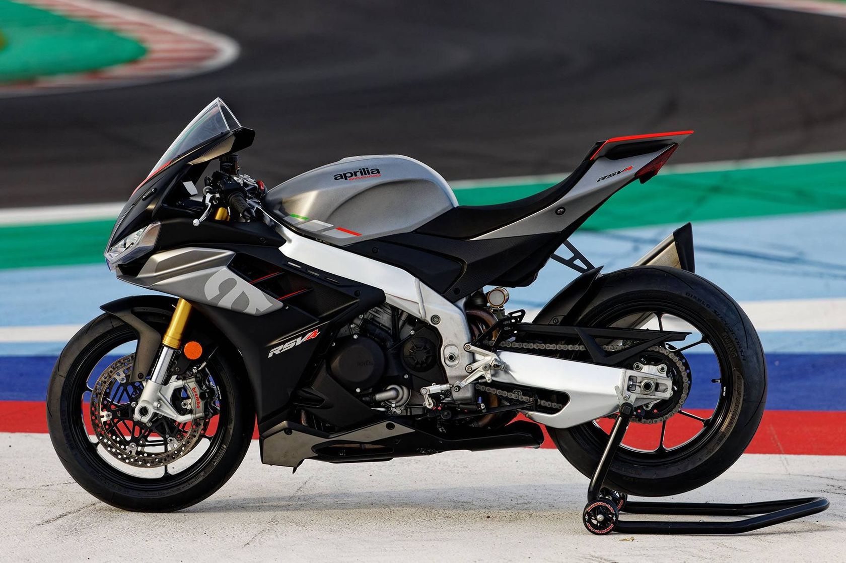 Aprilia RSV4 2024 vue de profil