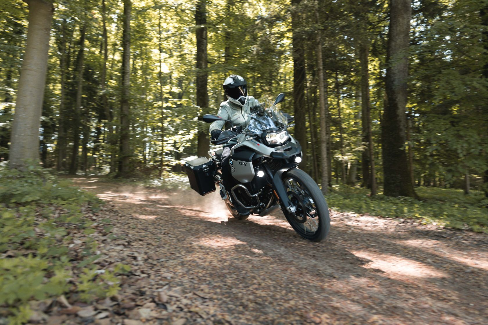 BMW F 900 GS Adventure 2024 sur les chemins