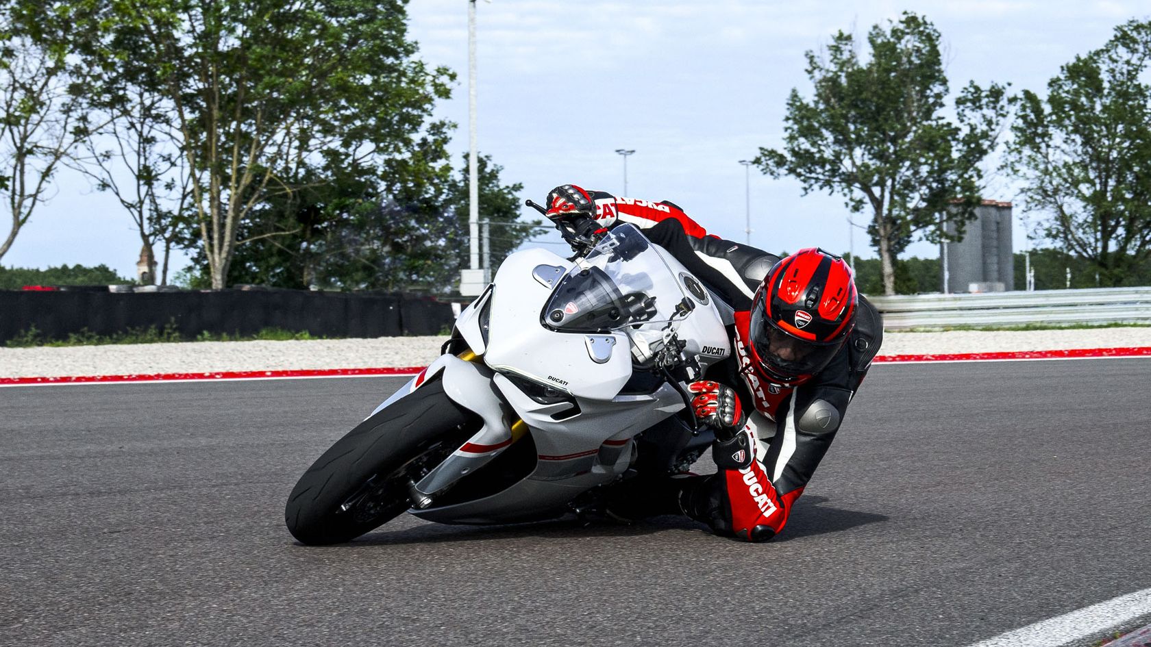 Ducati SuperSport 950 S 2024 sur piste