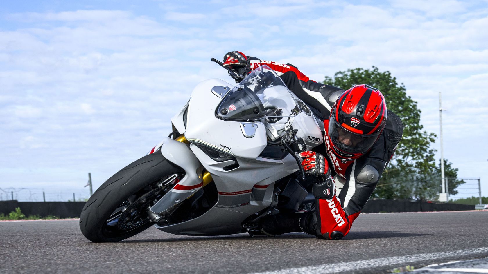 Posé de genou Ducati SuperSport 950 S 2024