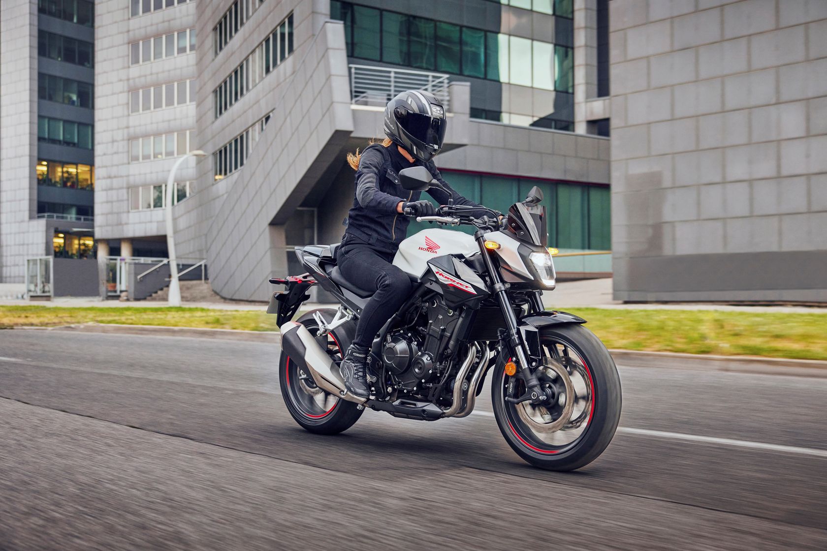 Honda CB500 Hornet 2024 en action