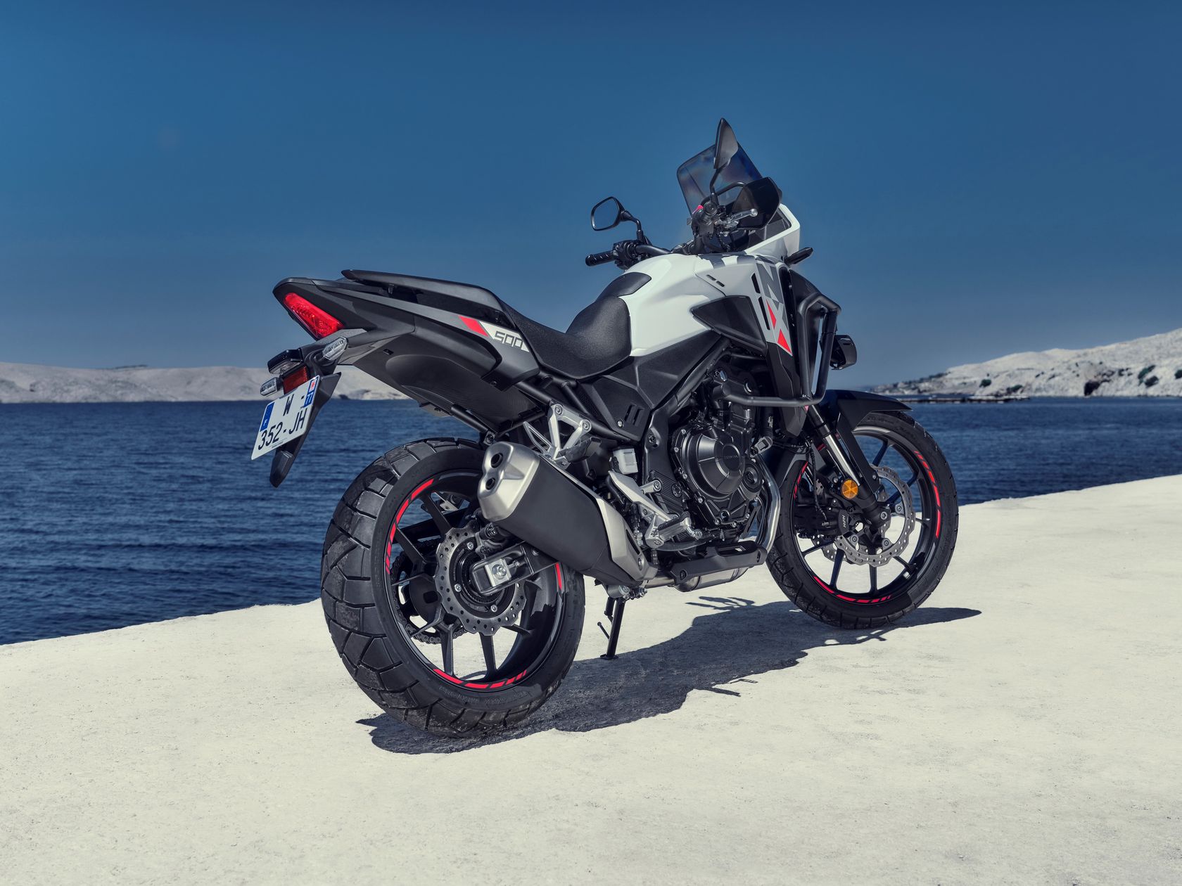 Honda NX500 2024 vue arrière droit