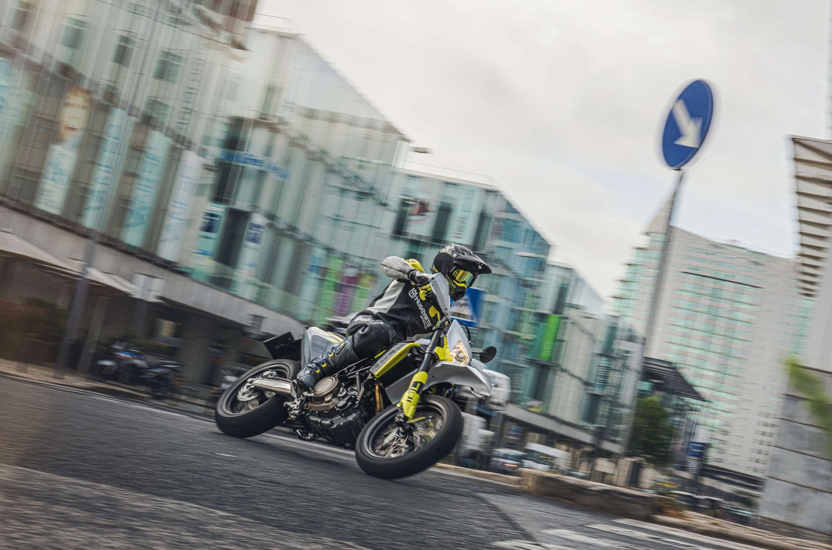 Husqvarna 701 Supermoto 2024 en action