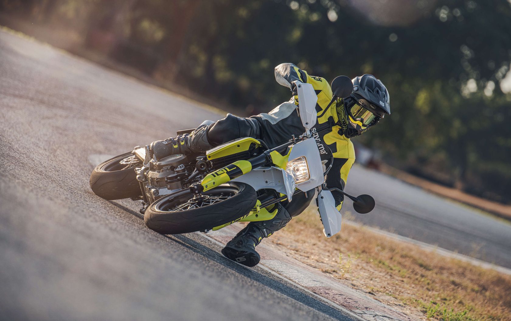 Husqvarna 701 Supermoto 2024 sur circuit