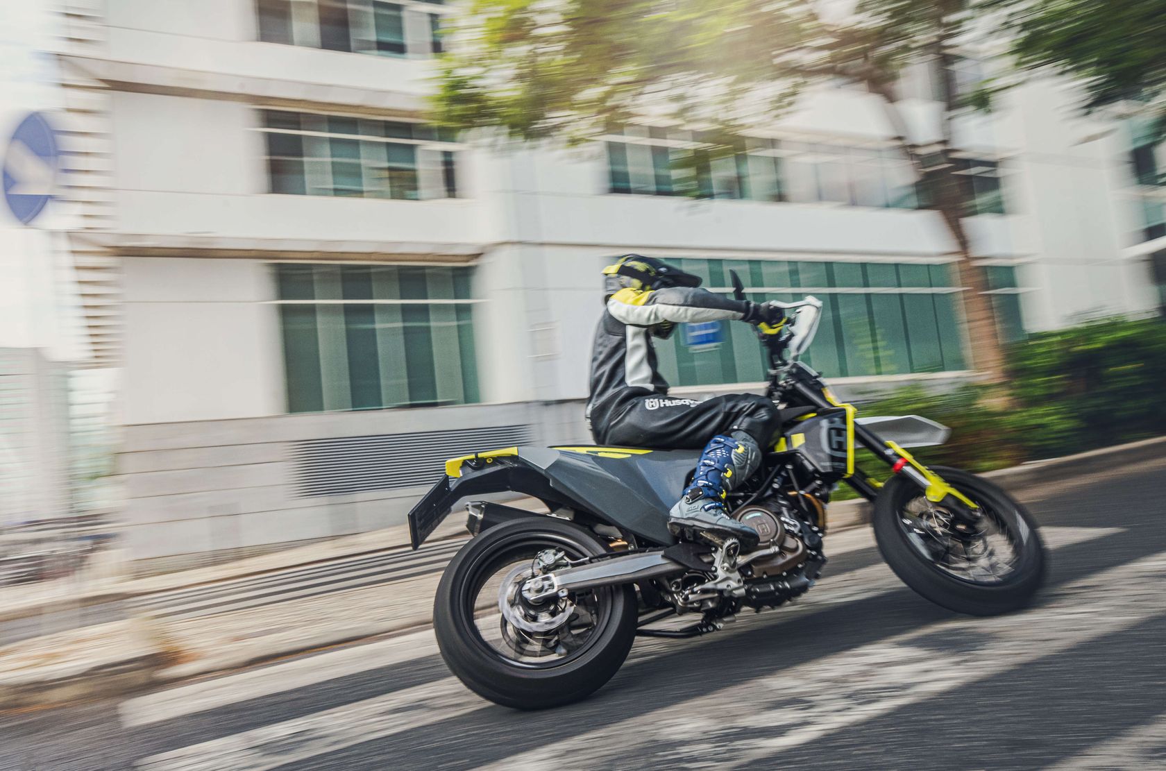 Husqvarna 701 Supermoto 2024 en ville