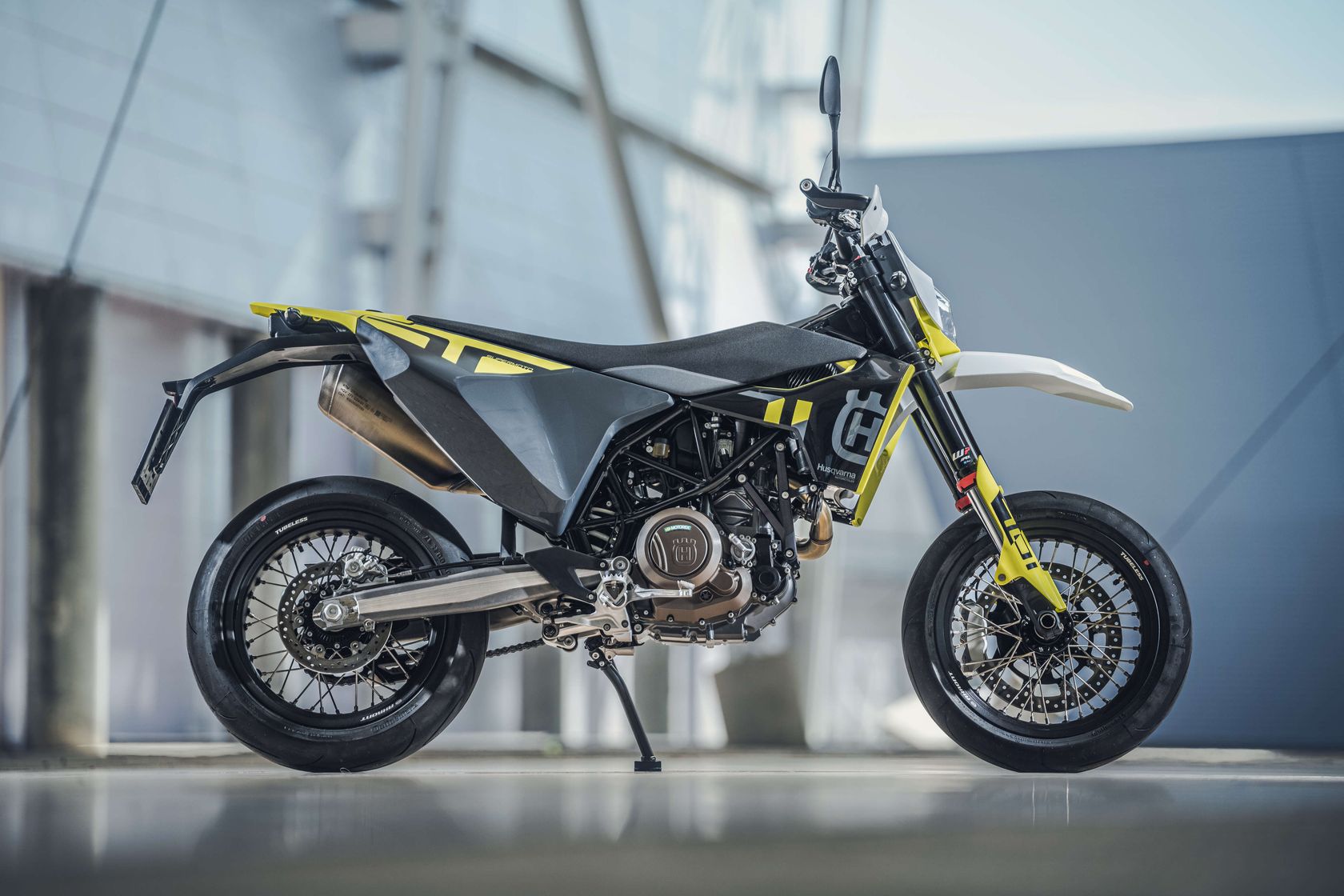 Husqvarna 701 Supermoto 2024 vue de droite