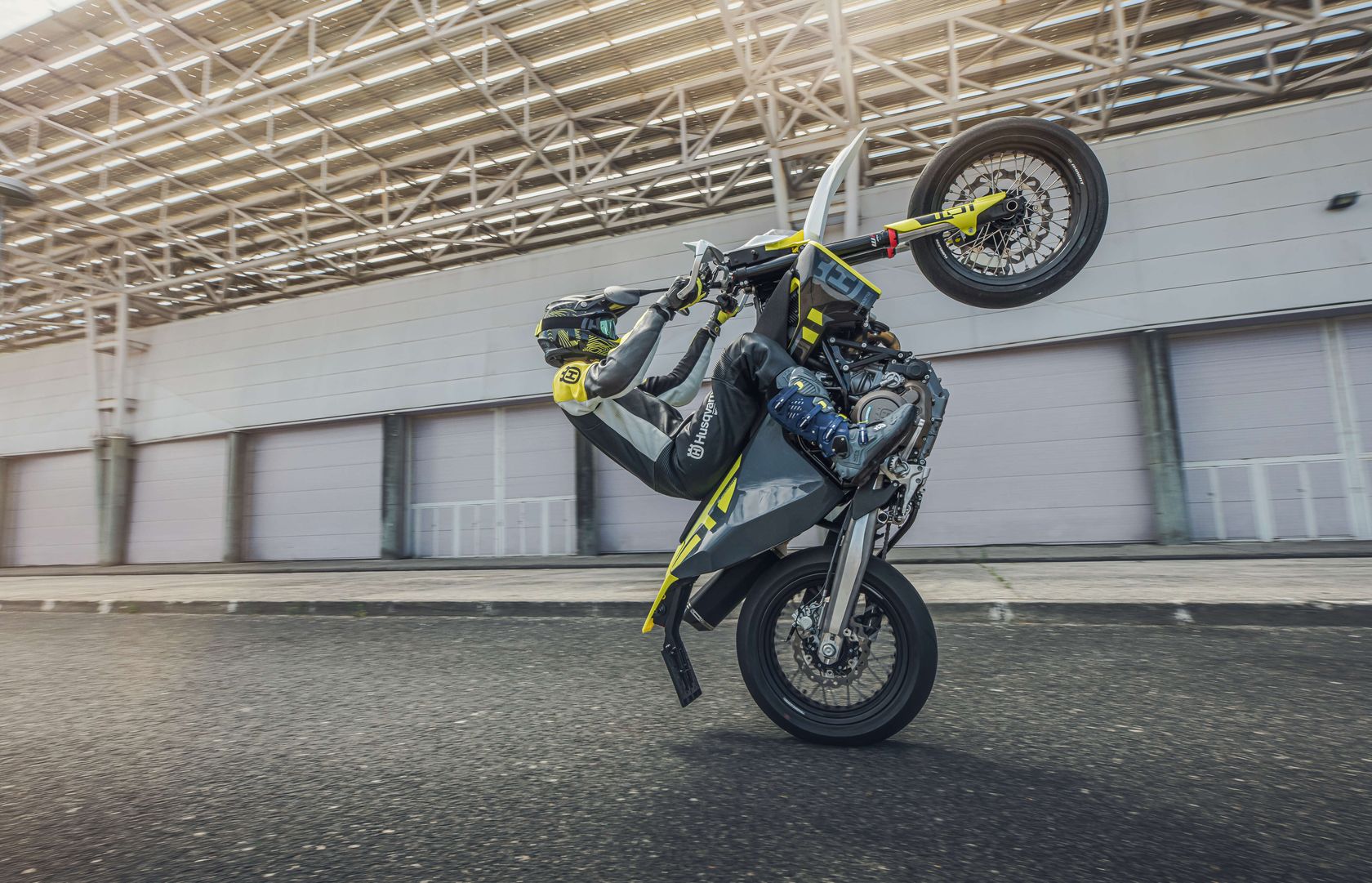 Husqvarna 701 Supermoto 2024 en wheeling