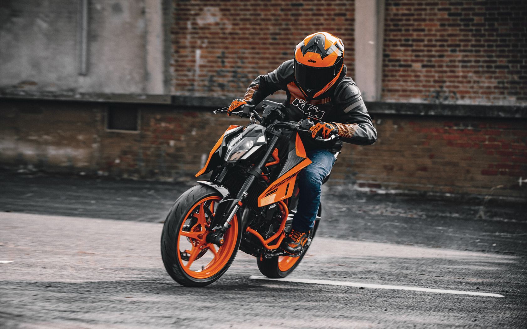 KTM 390 Duke en glisse