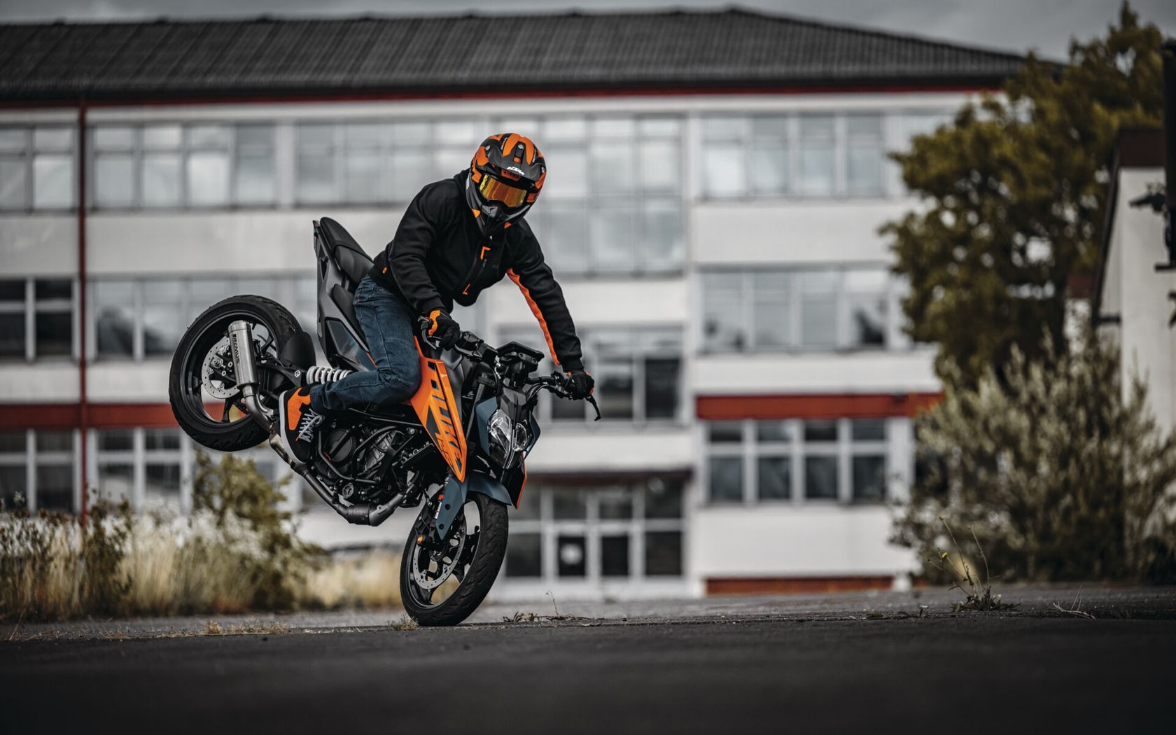 KTM 390 Duke en stoppie