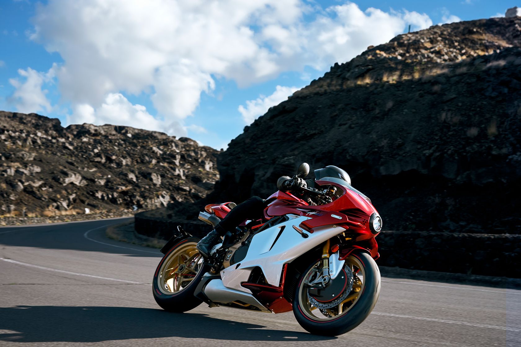 MV Agusta Superveloce 1000 Serie Oro en action