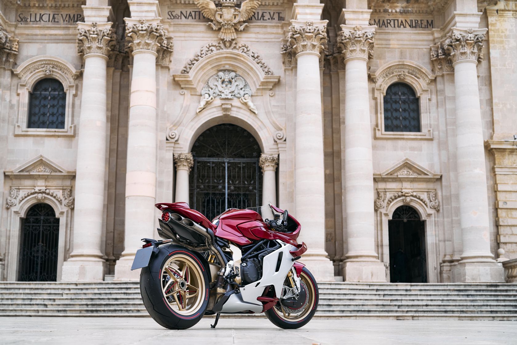 MV Agusta Superveloce 1000 Serie Oro de profil arrière