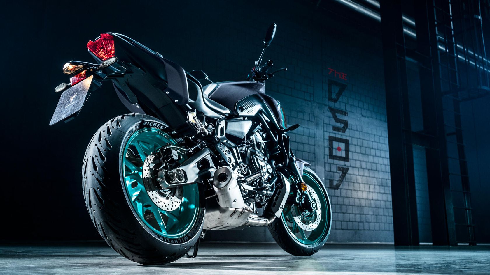 Yamaha MT-07 2024 de profil arriere