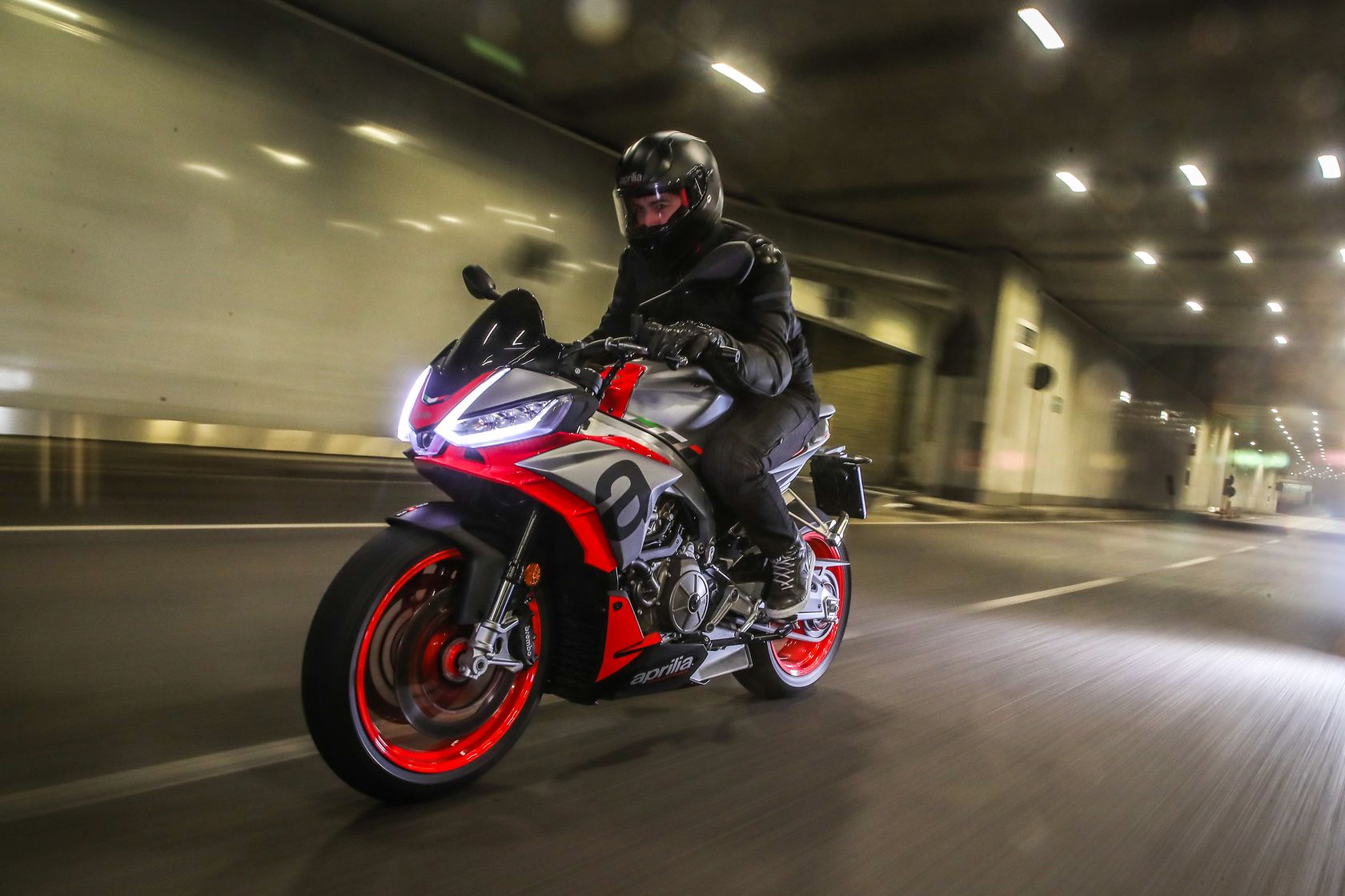 Aprilia Tuono 660 en ville