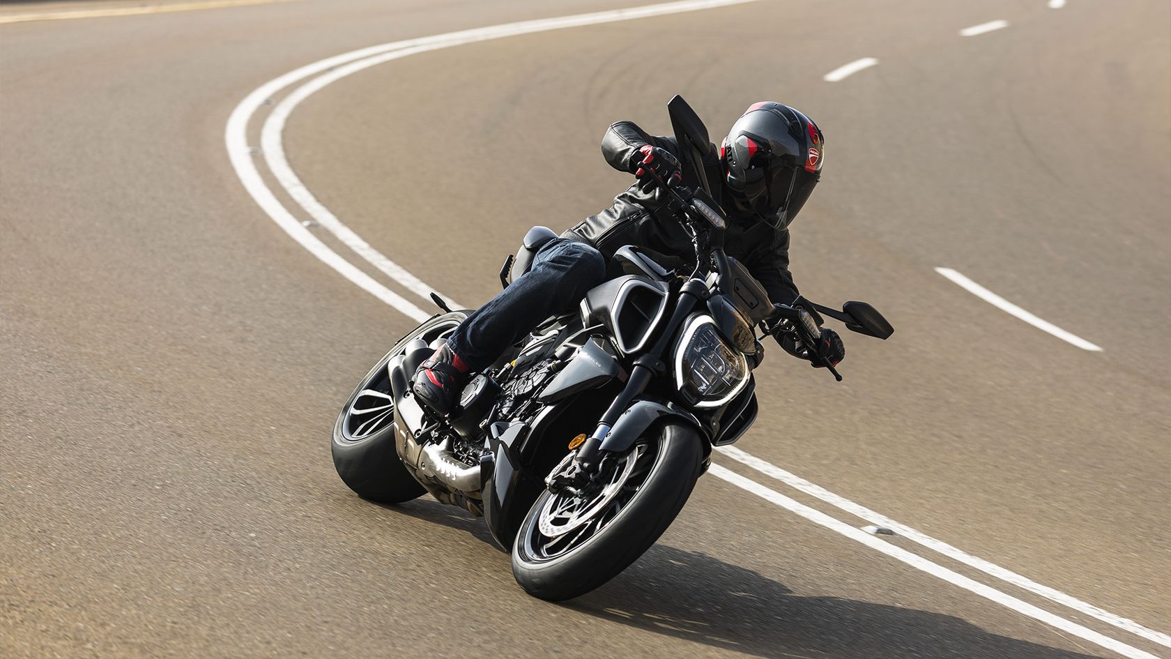 Ducati Diavel V4 2024 sur l'angle