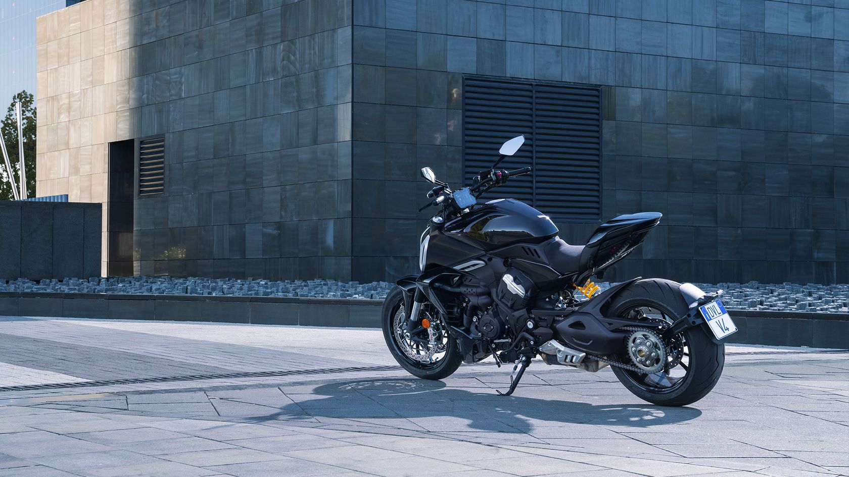 Ducati Diavel V4 2024 vue de profil arrière