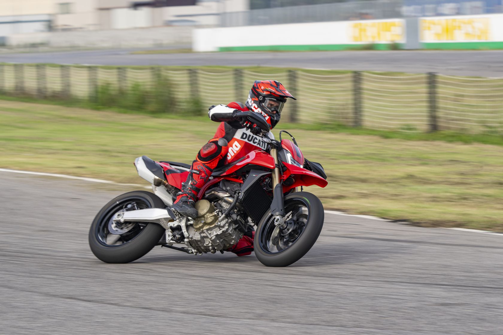 Ducati Hypermotard 698 Mono 2024 en action