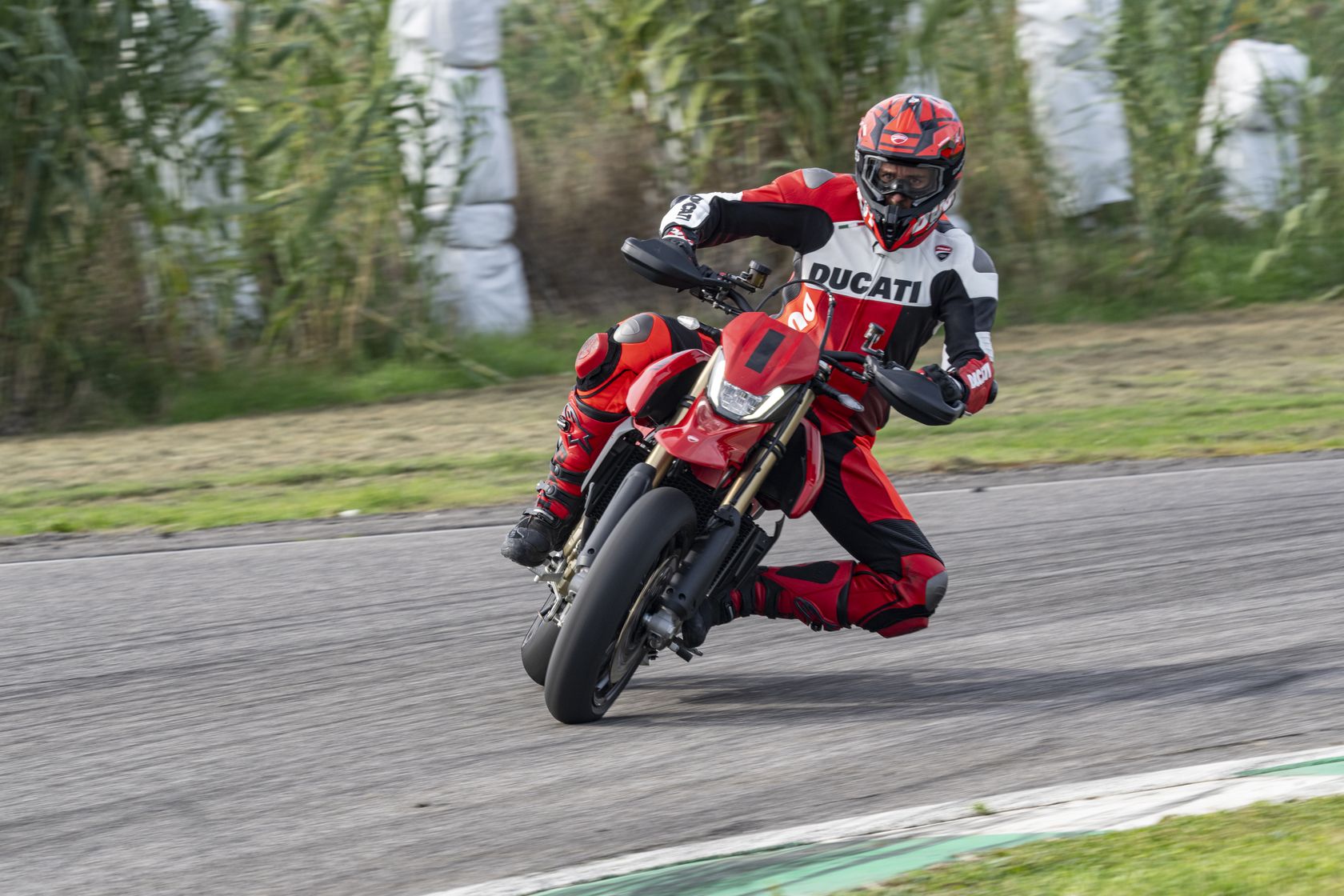 Ducati Hypermotard 698 Mono 2024 en glisse