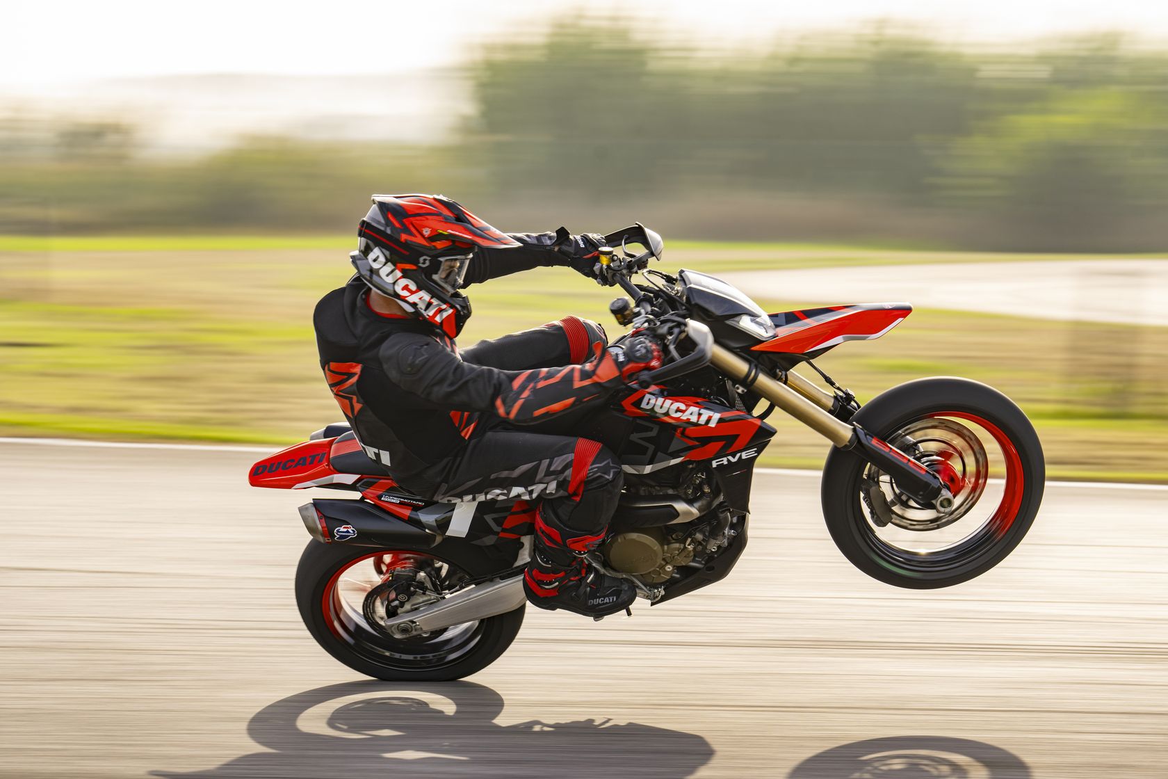 Ducati Hypermotard 698 Mono 2024 en wheeling