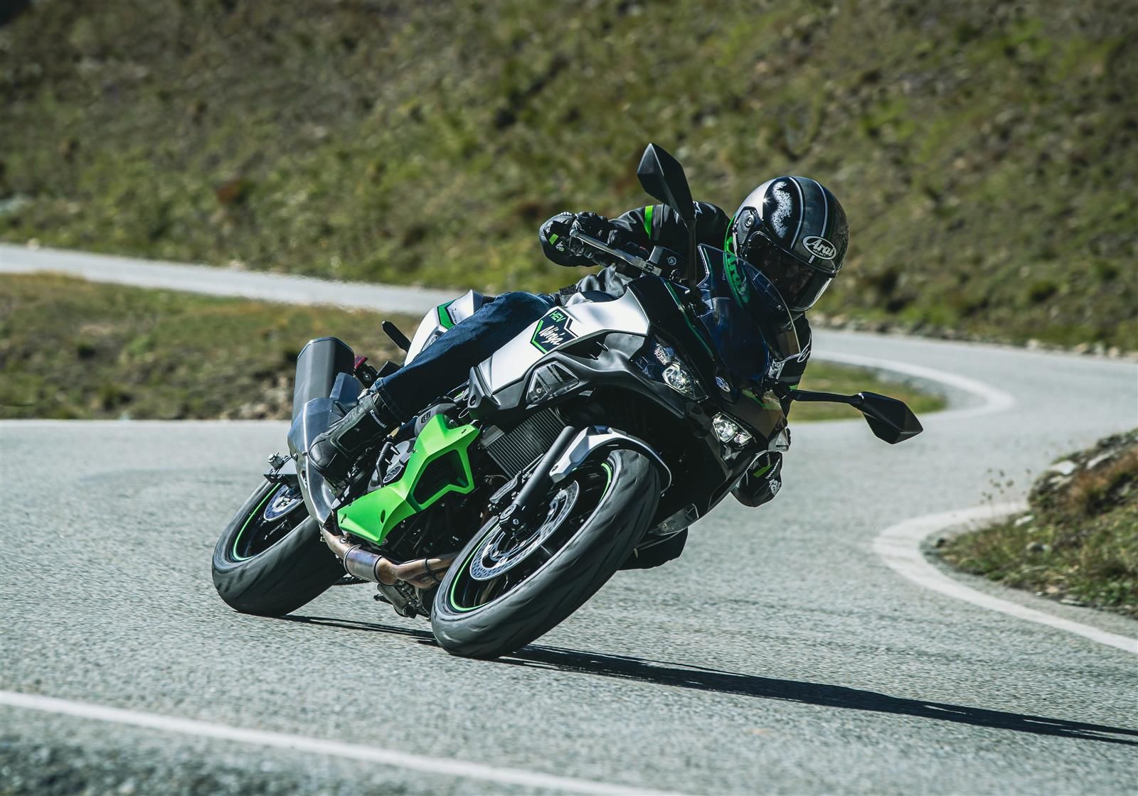 Kawasaki Ninja 7 Hybrid 2024 en action