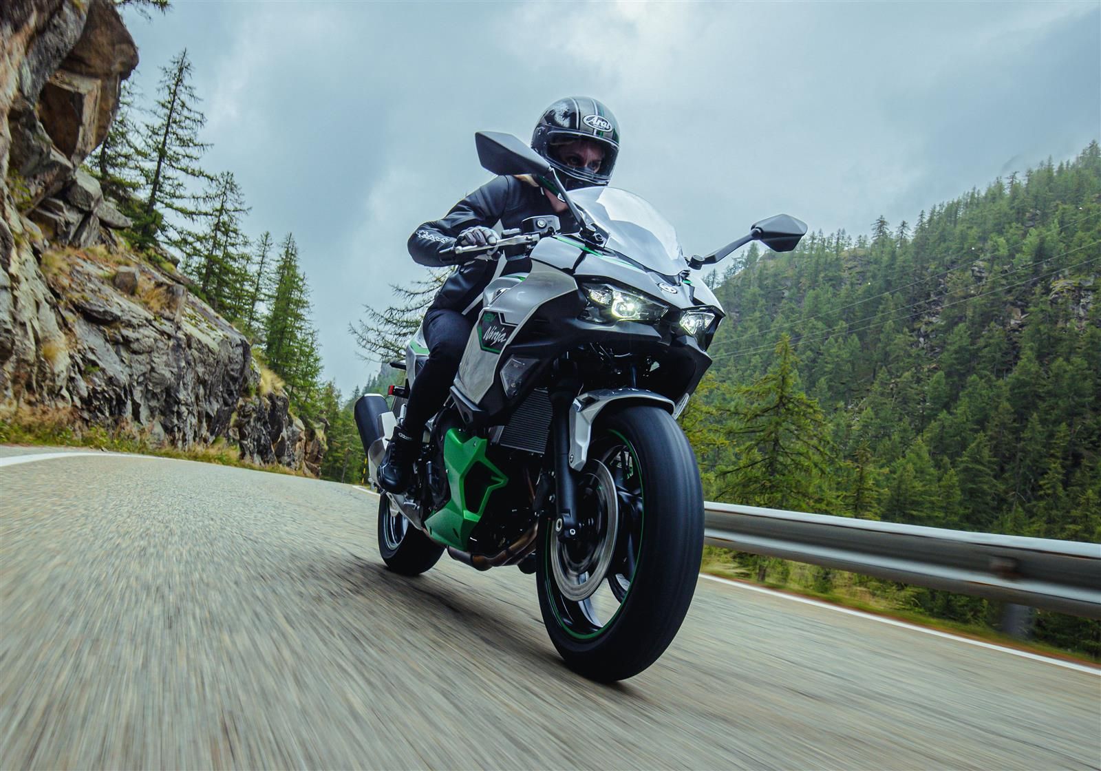 Kawasaki Ninja 7 Hybrid 2024 vue avant