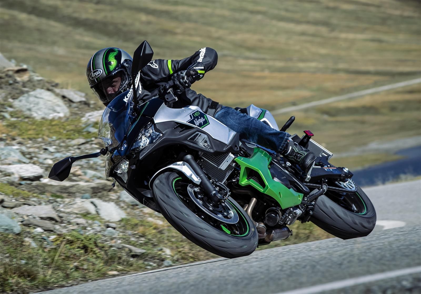 Kawasaki Ninja 7 Hybrid 2024 de profil avant