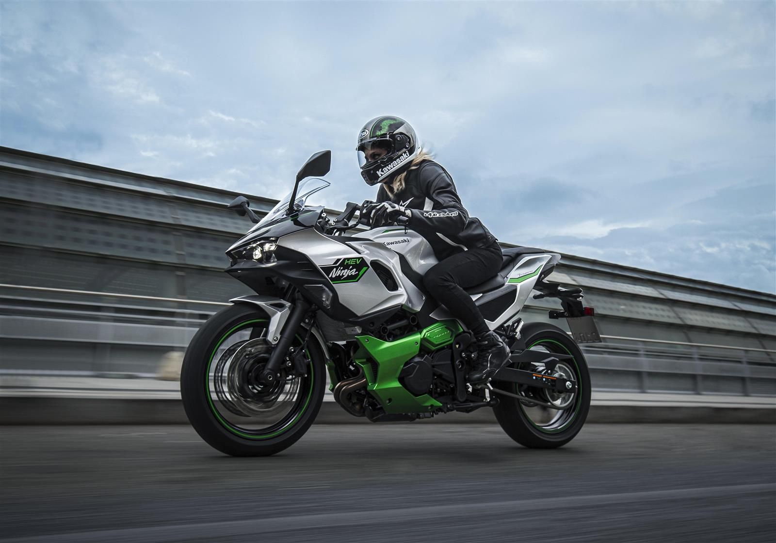 Kawasaki Ninja 7 Hybrid 2024 de profil