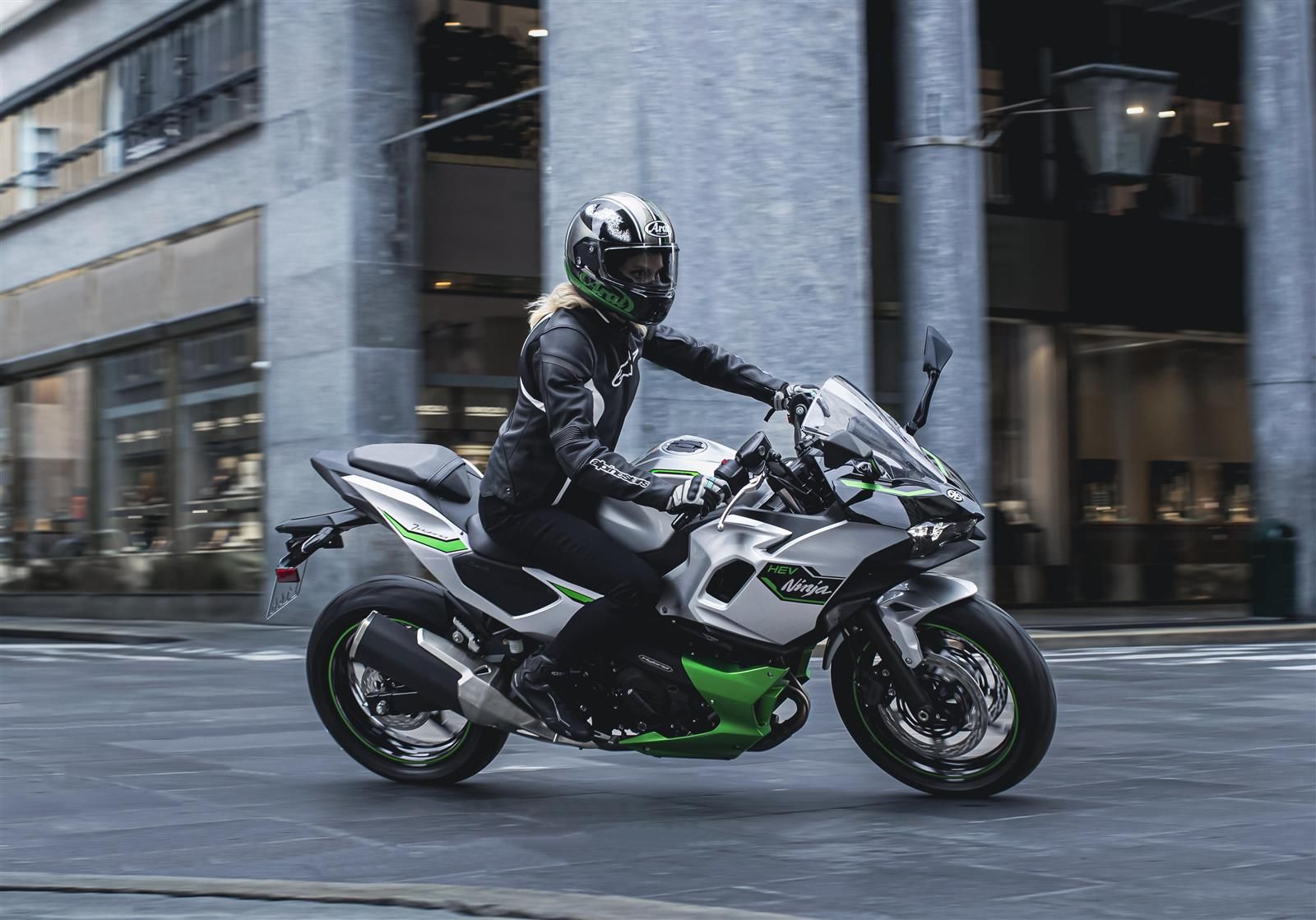 Kawasaki Ninja 7 Hybrid 2024 en ville