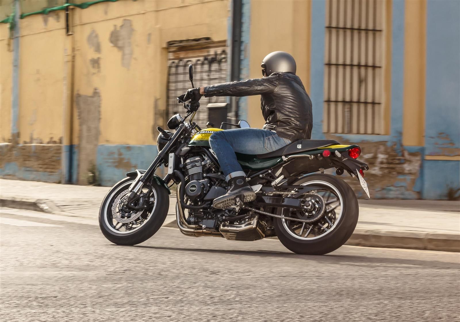 Kawasaki Z900RS 2024 de profil arrière