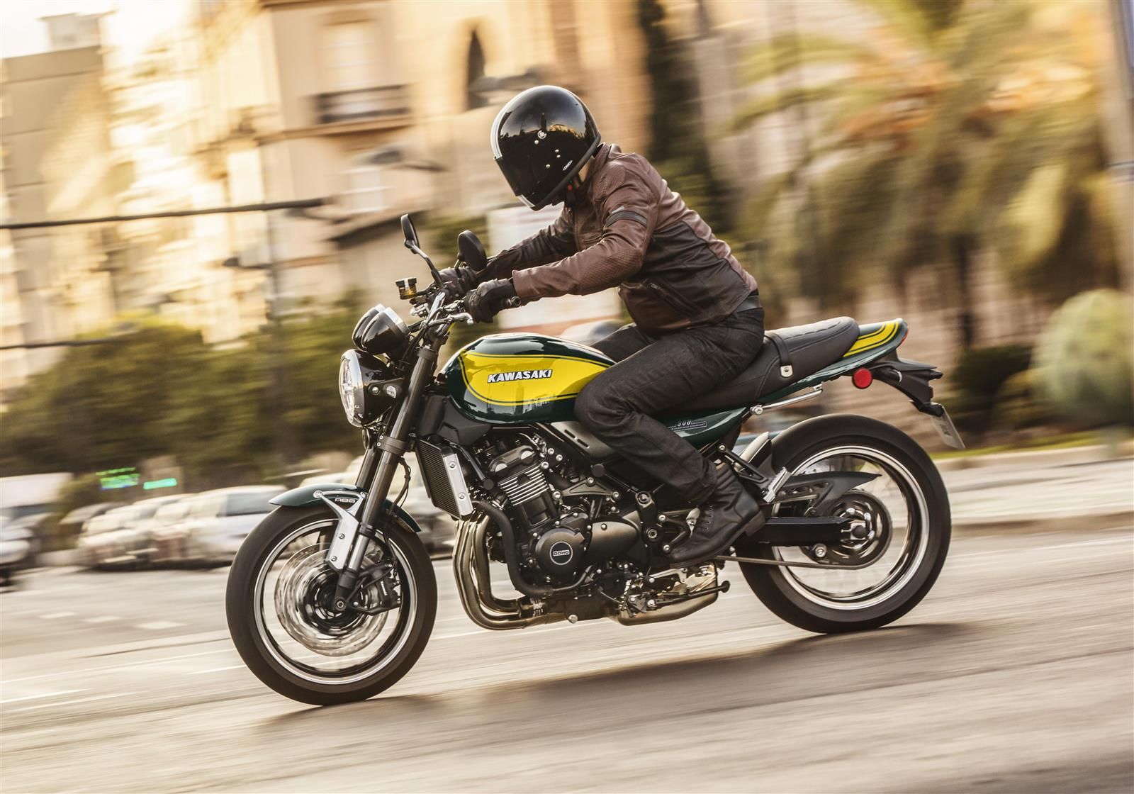 Kawasaki Z900RS 2024 de profil