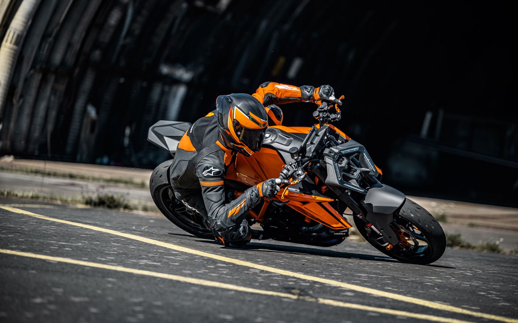 KTM 1390 Super Duke R 2024 sur l'angle