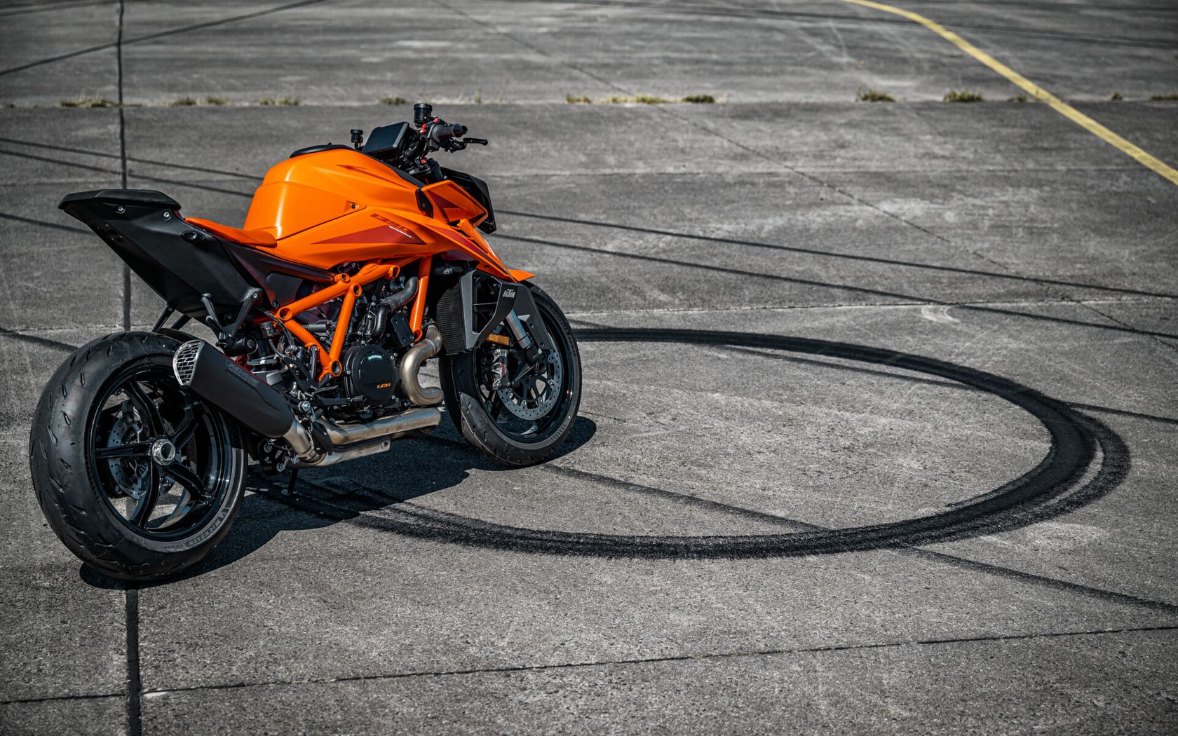 KTM 1390 Super Duke R 2024 vue de profil arrière