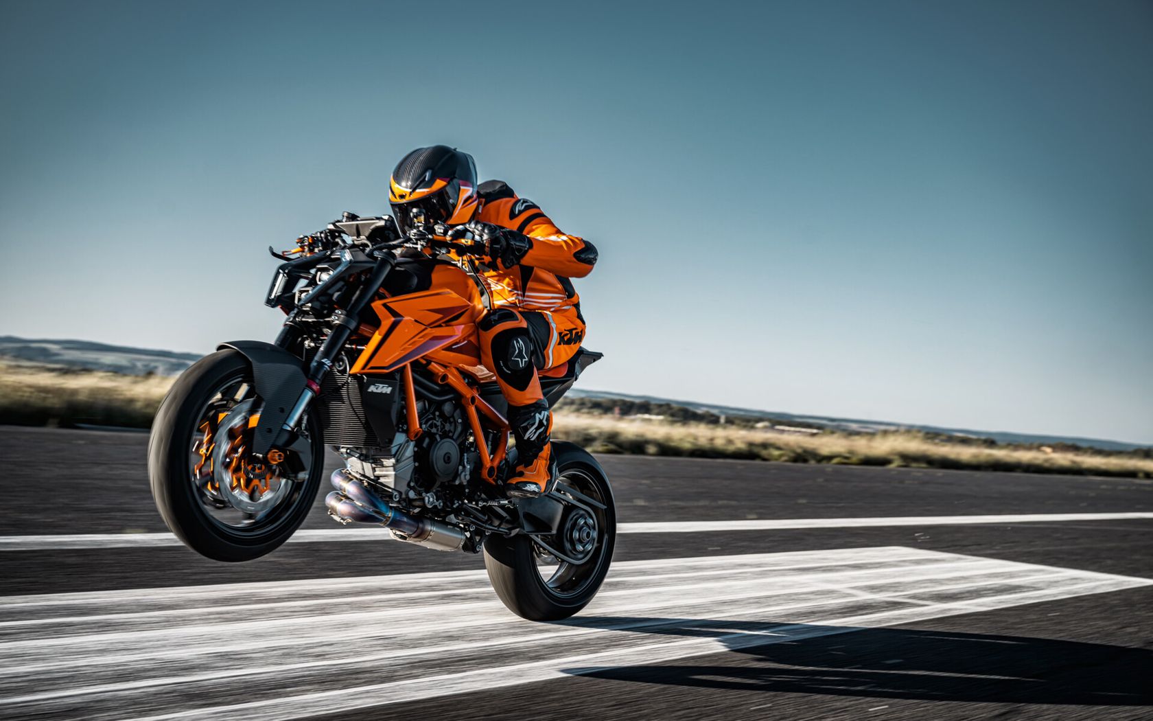 KTM 1390 Super Duke R 2024 en wheeling