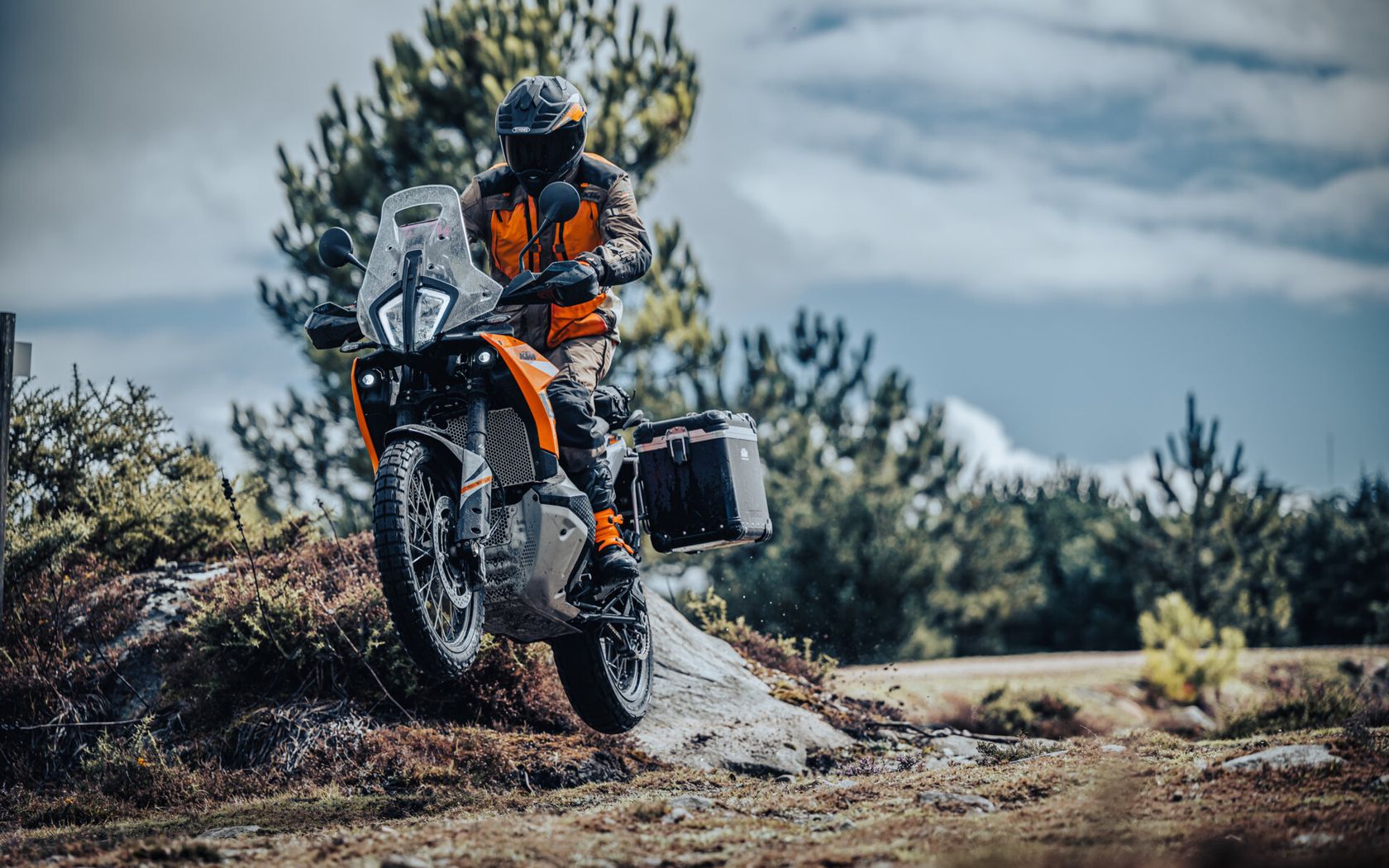 Saut avec la KTM 890 Adventure 2024