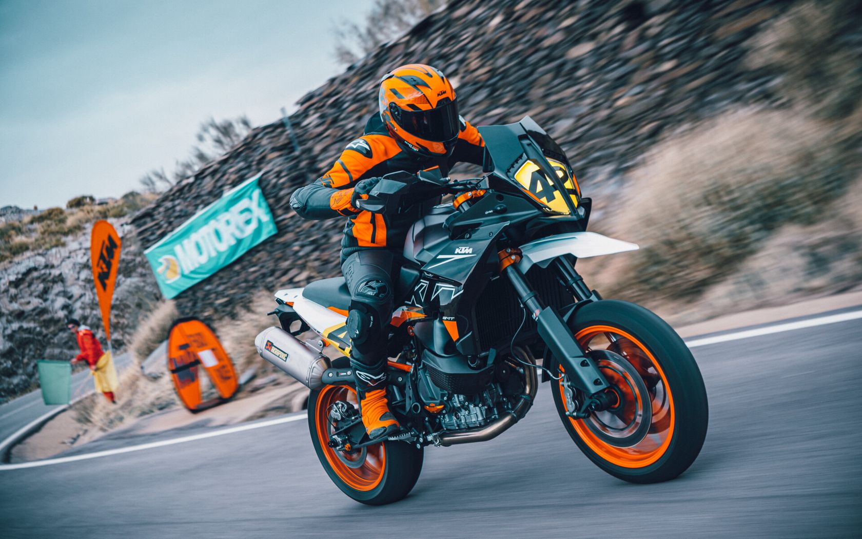 KTM 890 SMT 2024 en action